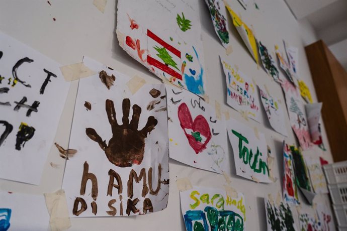 Archivo - November 16, 2024, Beirut, Lebanon: A collage of children's painting in solidarity of Lebanon is seen on the wall of shelter in Beirut. As the war between Hezbollah and Israel drags on, the Lebanese authority estimated over 1.2 million people ha