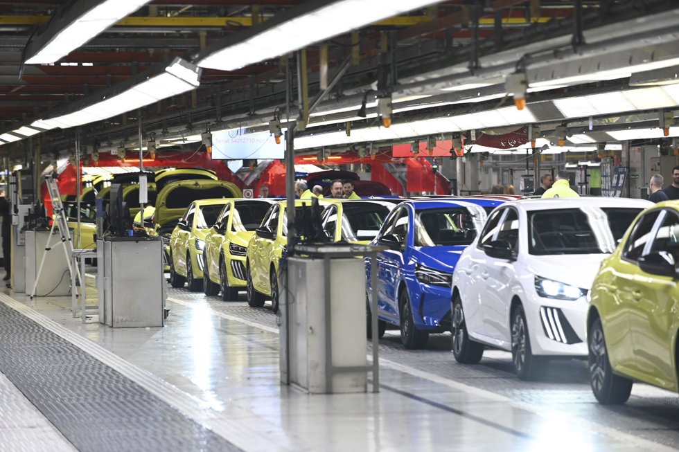Coches en la línea de producción de la planta de Stellantis en Figueruelas (Zaragoza).