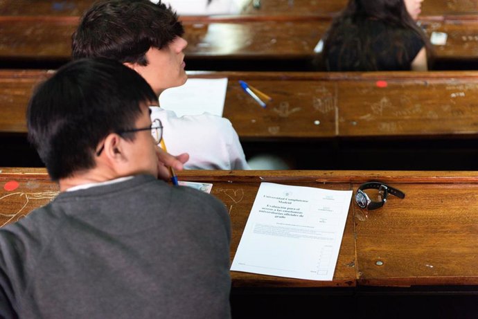 Archivo - Dos alumnos esperan a empezar un examen