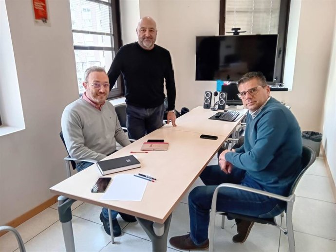 Reunión del concejal de Servicios Sociales, Vivienda y Cooperación de Gijón, Guzmán Pendás, con representantes de la ONG Help to Ukraine.