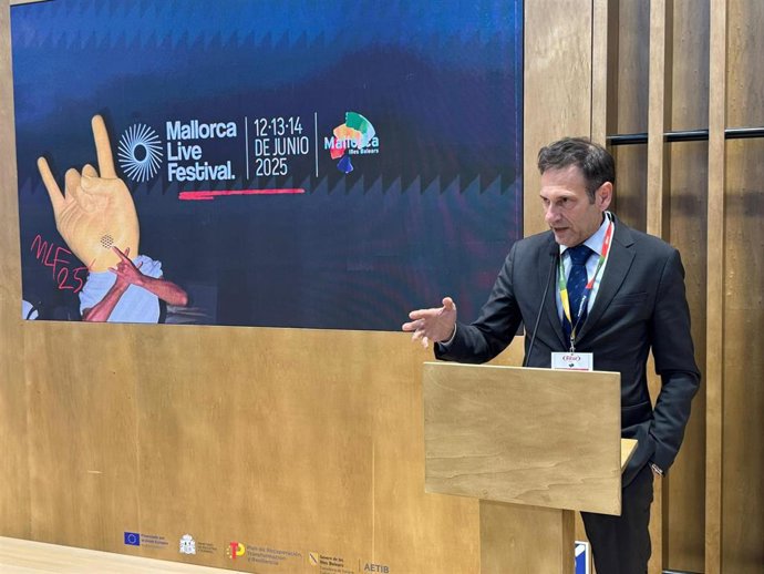 El secretario autonómico de Cultura y Deportes, Pedro Vidal, en Fitur.