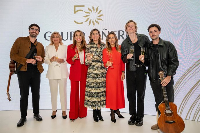 Grupo Piñero conmemora su 50 aniversario bajo el lema '50 vueltas al sol'.