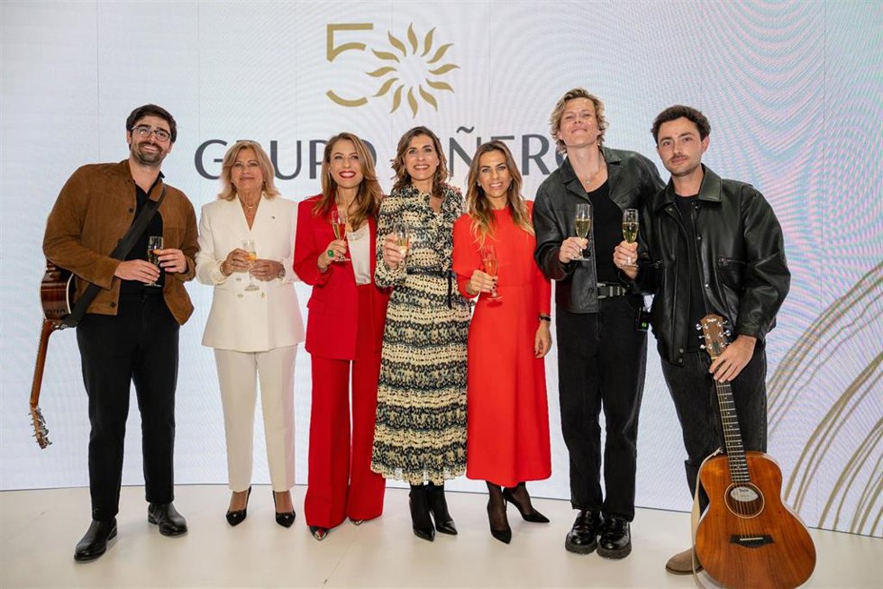 Grupo Piñero conmemora su 50 aniversario bajo el lema '50 vueltas al sol'.