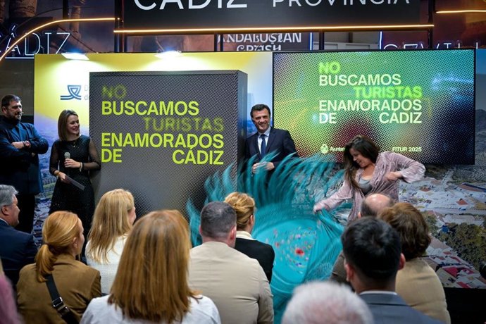 El alcalde de Cádiz, Bruno García, y la teniente de alcalde delegada de Turismo, Beatriz Gandullo, en la presentación de la ciudad en Fitur 2025