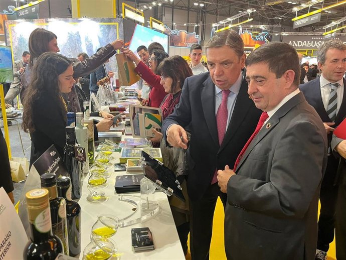 Planas junto a Reyes visita el stand de la Diputación de Jaén en Fitur