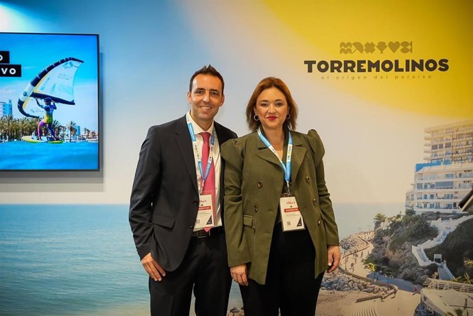 La alcaldesa de Torremolinos, Margarita del Cid, junto con el concejal de Deportes, Ramón Alcaide, en Fitur