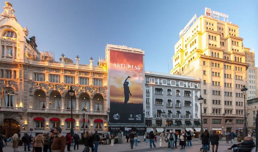 Cartel promocional del Principado de Asturias, con la cultura sidrera como protagonista, en la calle Alcalá de Madrid