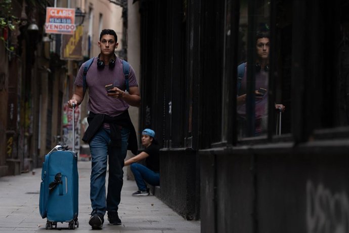 Archivo - Una persona camina con una maleta en el centro de Barcelona, a 17 de septiembre de 2024, en Barcelona, Catalunya (España)
