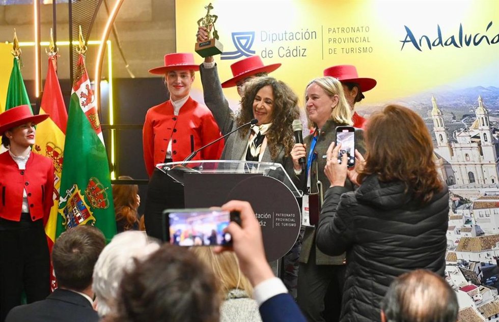 La artista Rosario Flores, con el reconocimiento a su nombramiento como embajadora del Tío Pepe Festival de Jerez en Fitur 2025