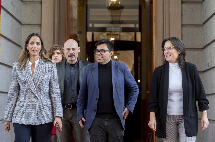 Archivo - Los diputados de Sumar en el Congreso, Tesh Sidi (i) y Txema Guijarro (2i), y el secretario primero de la Mesa del Congreso y diputado de Sumar, Gerardo Pisarello (2d), a 6 de diciembre de 2024, en Madrid (España).