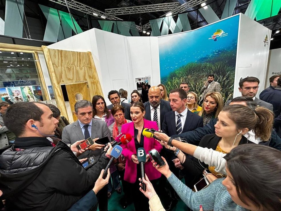 Archivo - La presidenta del Govern, Marga Prohens, atiende a los medios de comunicación en Fitur 2023.
