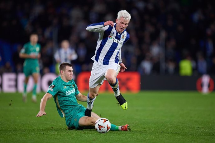 Archivo - Maksym Dyachuk of Dynamo Kyiv competes for the ball with Orri Oskarsson of Real Sociedad during the Europa League match between Real Sociedad and Dynamo Kyiv at Reale Arena on December 12, 2024, in San Sebastian, Spain.