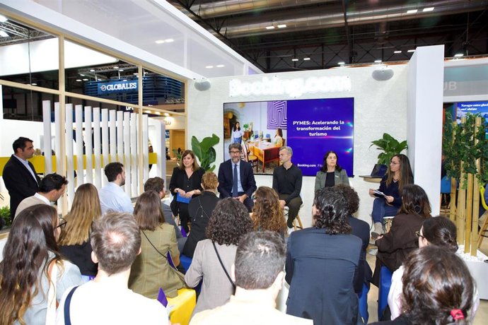 Mesa redonda en el stand de Booking