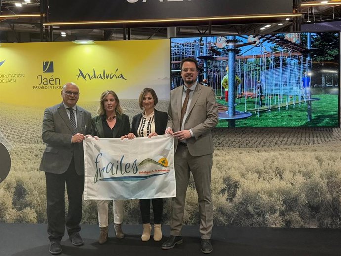 Manuel Fernández (1i) en la presentación del Parque Multiaventura de Frailes.
