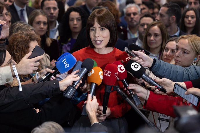 La ministra de Ciencia, Innovación y Universidades, Diana Morant, atiende a los medios de comunicación durante su visita a la Feria Internacional de Turismo (FITUR), en IFEMA Madrid.