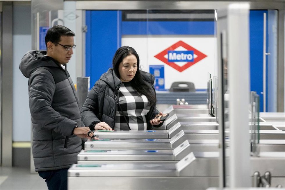 Archivo - Una chica sin mascarilla pasa los tornos de la estación de Metro de Plaza de Castilla