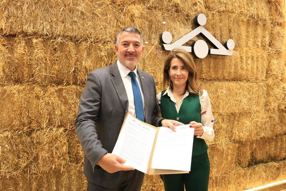 La presidenta de Paradores, Raquel Sánchez, y el conseller de Empresa y Trabajo de la Generalitat de Catalunya, Miquel Smper