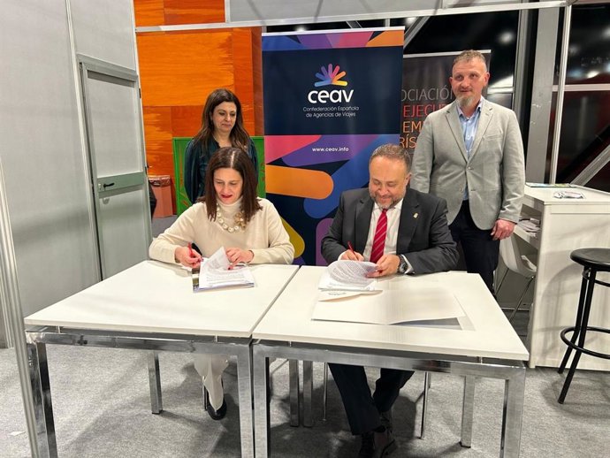 Momento de la firma del convenio entre el Consorcio Provincial de Turismo de León y CEAV.