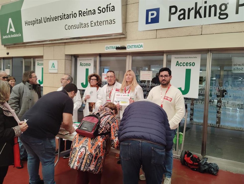Recogida de firmas de apoyo por los sindicatos en el Hospital Reina Sofía para exigir al SAS que cumpla "los pactos firmados".