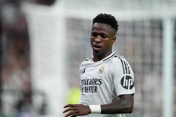 Archivo - Vinicius Junior of Real Madrid looks down during the UEFA Champions League 2024/25 League Phase MD4 match between Real Madrid CF and AC Milan at Estadio Santiago Bernabeu on November 5, 2024, in Madrid, Spain.
