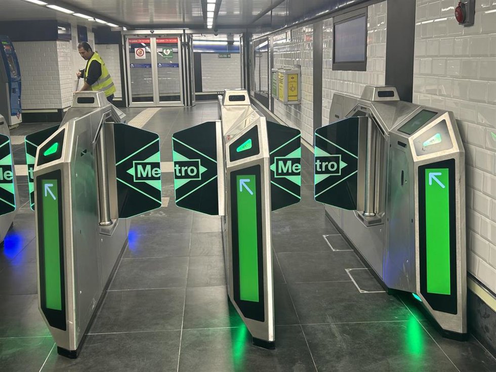 Archivo - Tornos inteligentes Metro de Madrid