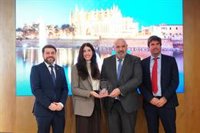 Martínez recoge en Fitur el galardón 'Best in Travel 2025' en la categoría de ciudad de Lonely Planet
