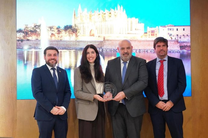 El alcalde de Palma, Jaime Martínez, recibe el galardón 'Best in Travel 2025' en Fitur.