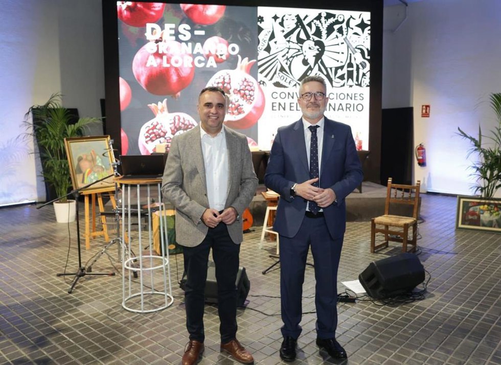 El presidente de la Diputación de Granada, Francis Rodríguez, a la izquierda en la imagen, con el diputado de Fondos Europeos, Desarrollo, Industria y Empleo, Antonio Díaz