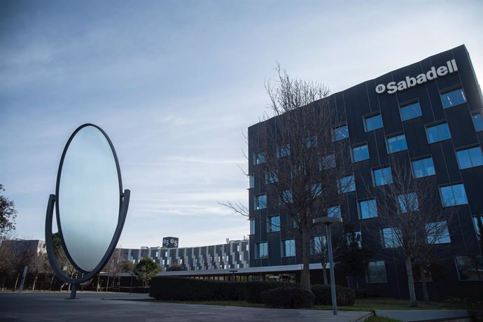 Archivo - Edificio del Banco Sabadell, a 1 de febrero de 2024, en San Cugat del Vallés, Barcelona, Catalunya (España).