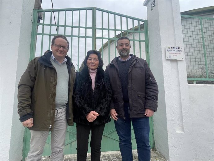 El diputado nacional de Vox por Córdoba, José Ramírez del Río; el diputado provincial de Vox, Rafael Saco, y la portavoz en Lucena, Laura Sánchez.