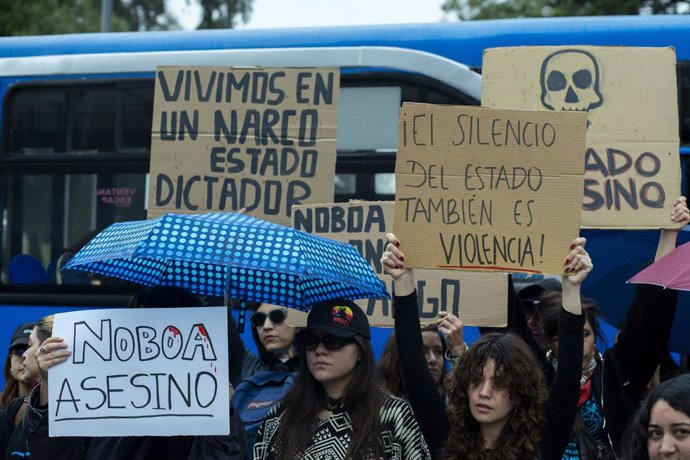 January 7, 2025, Quito, Pichincha, Ecuador: Protesters hold placards during the protest. After several days of fear, hundreds of people have demonstrated peacefully under the fruitfulness and anger of the country's violence. .Specifically because on the 8