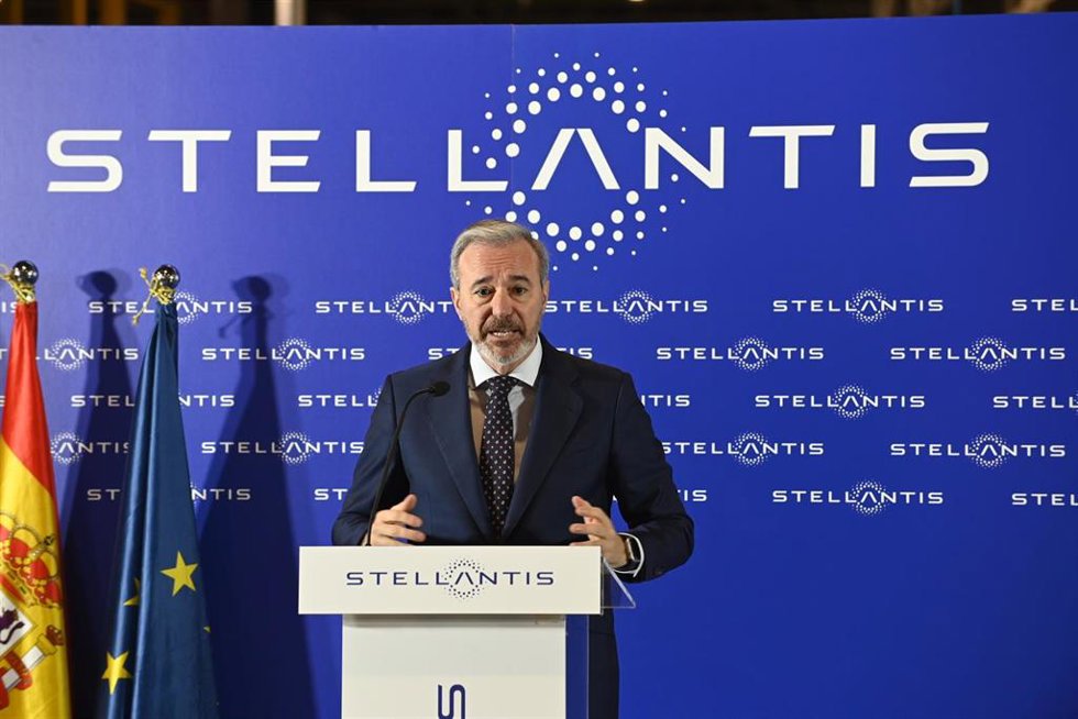 El presidente de Aragón, Jorge Azcón, interviene durante su visita a la factoría de Stellantis en Figueruelas.