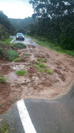 Carretera cortada por desprendimiento de tierra de un talud en la calzada en una carretera de Huelva.