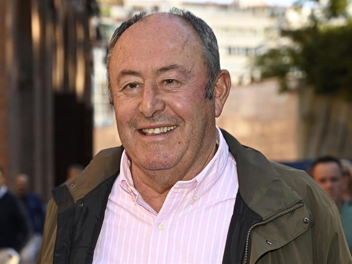 Archivo - Luis Miguel Rodríguez llega a la plaza de toros de las Ventas para asistir a la despedida de los ruedos de Enrique Ponce, a 28 de septiembre de 2024, en Madrid (España).