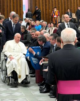 Pimentel entrega al papa una camiseta de la UD Bellavista en Roma