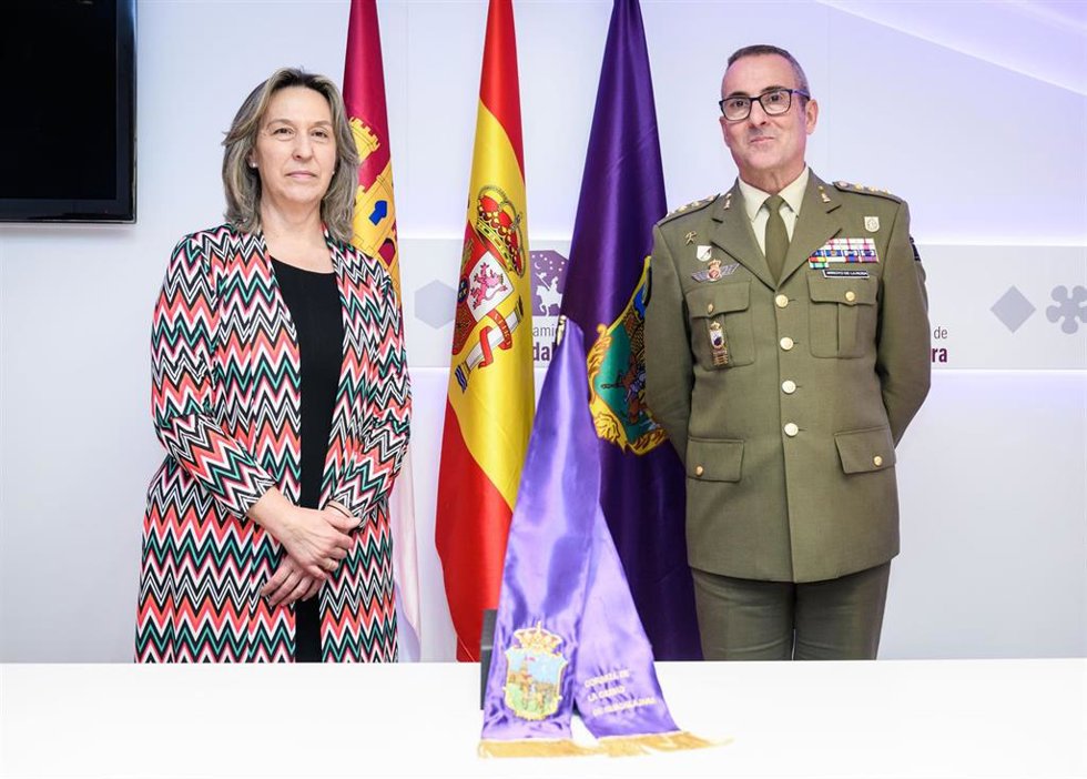 La alcaldesa de Guadalajara, Ana Guarinos, y el coronel jefe del Parque de Ingenieros de Guadalajara, Rodolfo Arroyo.