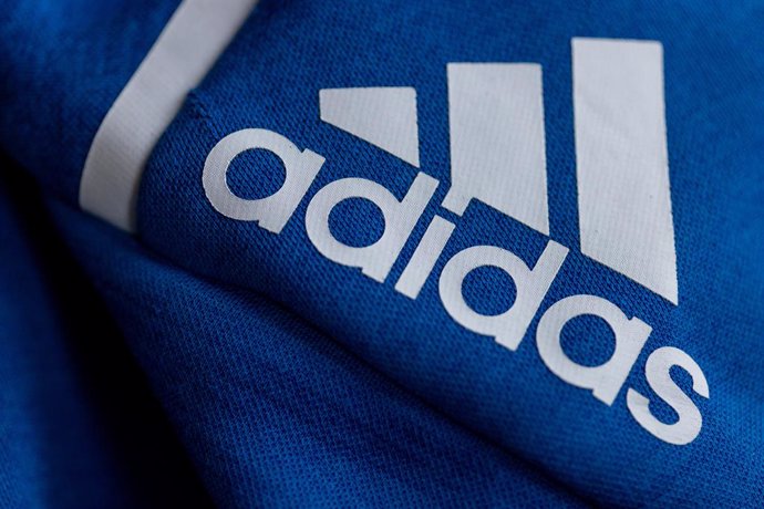 Archivo - 08 March 2022, Bavaria, Herzogenaurach: The logo of the sporting goods manufacturer Adidas on a blue jacket. German sportswear maker Adidas has its eye on further growth after revealing a jump in profits in 2021. Photo: Daniel Karmann/dpa