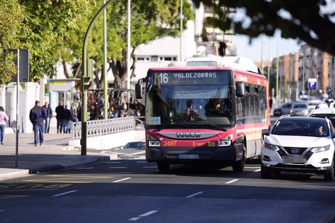 Archivo - Servicios mínimos por la huelga en transporte de autobuses. A 28 de octubre de 2024, en Málaga (Andalucía, España). Cerca de 30.000 trabajadores del sector de autobuses y grúas inician la primera jornada de huelga para pedir la jubilación antici