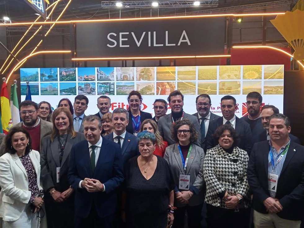 Foto de familia del presidente de la Diputación con alcaldes y alcaldesas de la provincia, en el stand de Fitur.