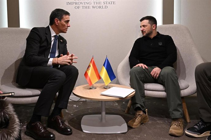 El presidente del Gobierno, Pedro Sánchez, junto al presidente de Ucrania, Volodymyr Zelensky, durante la reunión bilateral que han mantenido, en el Foro Económico Mundial de Davos, a 22 de enero de 2025, en Davos (Suiza).