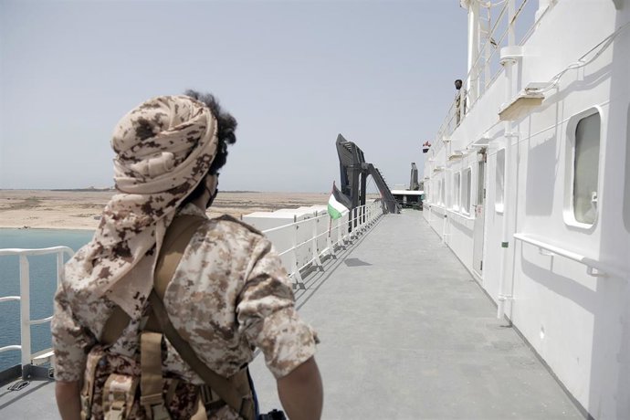 Archivo - Rebelde hutí en la cubierta del barco 'Galaxy Leader', secuestrado por el grupo yemení como señal de apoyo a la causa palestina