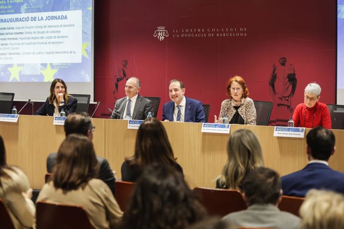 El conseller de Justicia y Calidad Democrática de la Generalitat, Ramon Espadaler; el decano del ICAB, Jesús M. Sánchez, y la síndica de Greuges, Esther Giménez-Salinas, en la 'Jornada Europea de Mediación 2025' en el ICAB