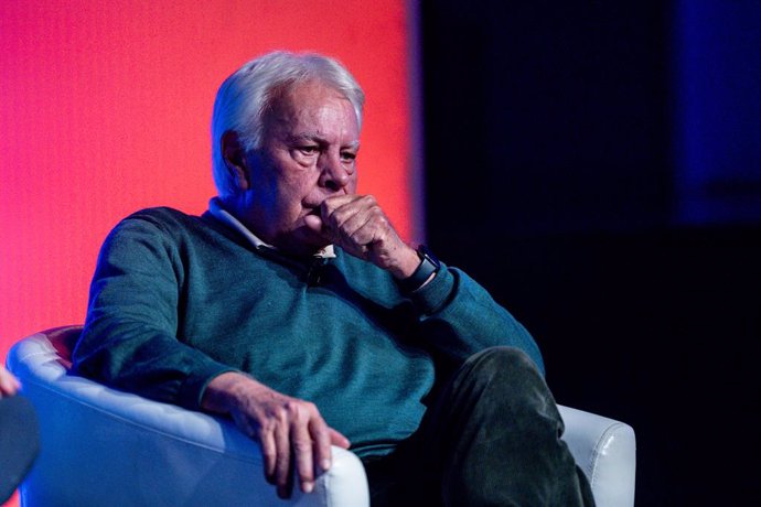 El expresidente del Gobierno, Felipe González, durante una charla con el director de Le Monde diplomatique, José Natanson, sobre su nuevo libro 'Venezuela: Ensayo sobre la descomposición', en el Anfiteatro Gabriela Mistral de Casa América, a 22 de enero d