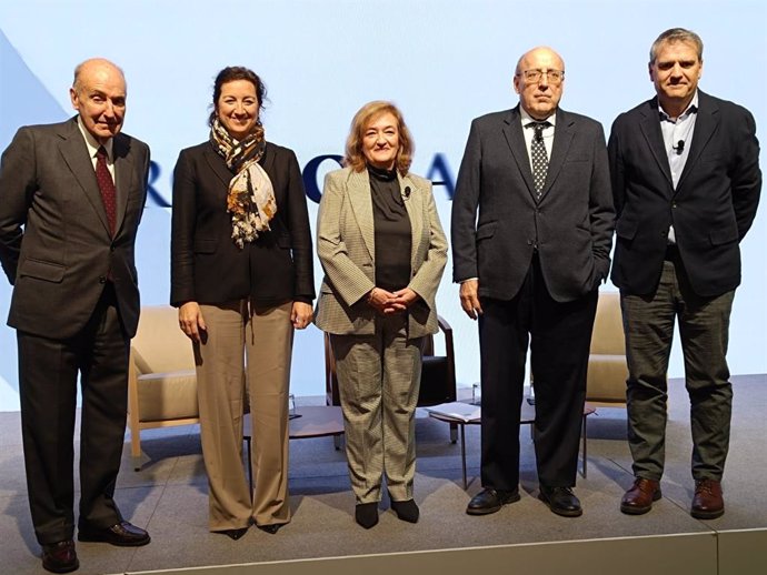 La presidenta de la AIReF, Cristina Herrero, durante su intervención este miércoles en Barcelona en el acto de la Soceitat Económica Barcelonesa d'Amics del País, celebrado en el Palau Macaya de la Fundación La Caixa