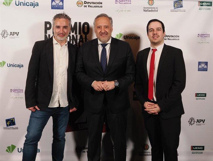 El presidente de las Cortes, Carlos Pollán (centro), junto al director de Radio 5 Todo Noticias y director de Informativos de RNE, Óscar Torres (izq), y el presidente de la APV, Juan Martín (der)