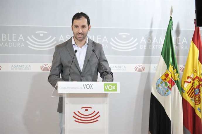 Archivo - El diputado de Vox Álvaro Sánchez- Ocaña valora en rueda de prensa los datos del paro