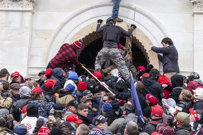 Archivo - January 6, 2021, Washington Dc, District of Columbia, United States: Rioters clash with police trying to enter Capitol building through the front doors. Rioters broke windows and breached the Capitol building in an attempt to overthrow the resul