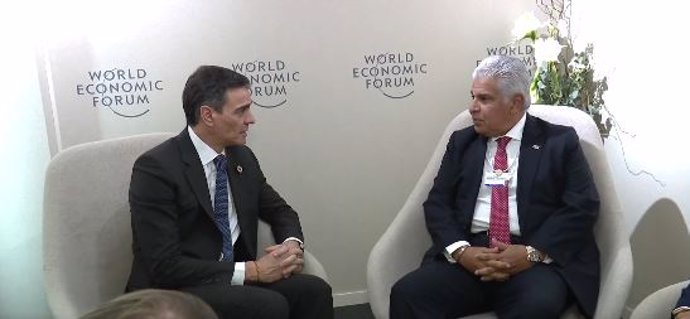 El presidente del Gobierno, Pedro Sánchez, se reúne en Davos con el presidente de Panamá, José Raúl Mulino