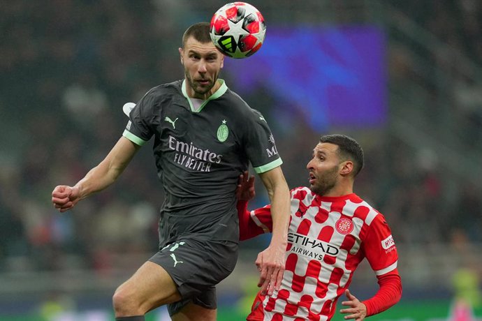 22 January 2025, Italy, Milano: AC Milan's Strahinja Pavlovic (L) and Girona's Abel Ruizduring battle for the ball, during the UEFA Champions League soccer match between Ac Milan and Girona at San Siro Stadium. Photo: Spada/LaPresse via ZUMA Press/dpa