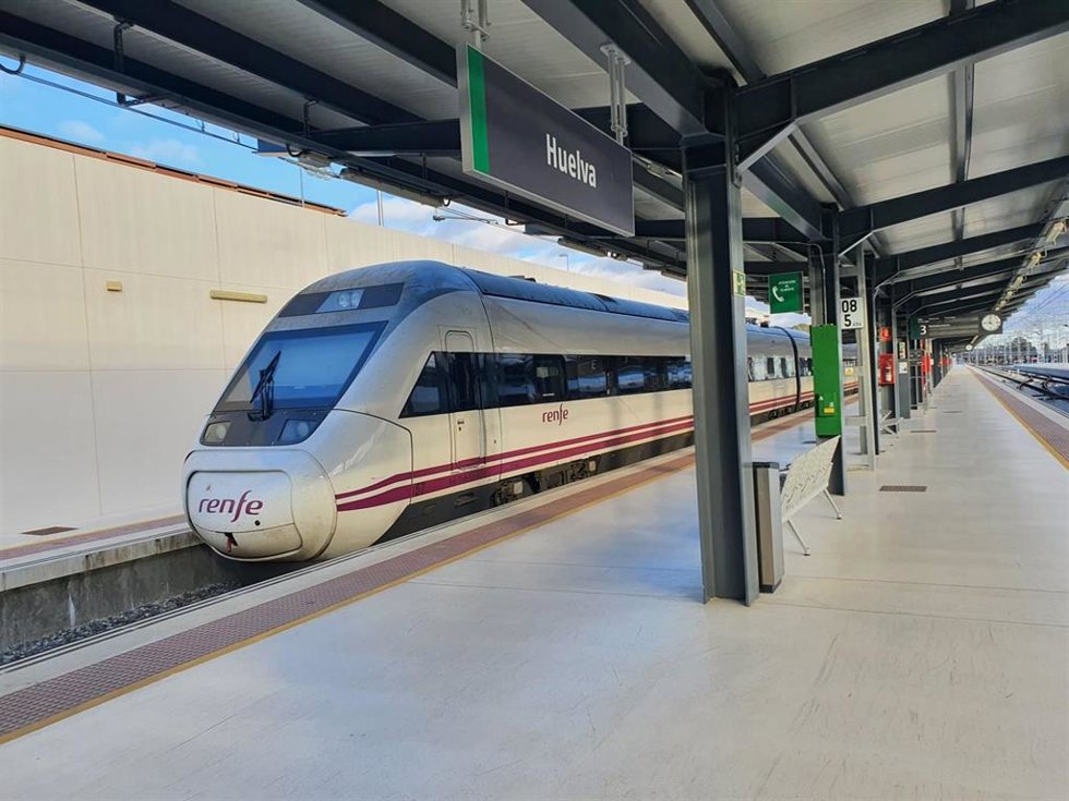 Archivo - Tren en la estación de Huelva. Imagen de archivo. 
